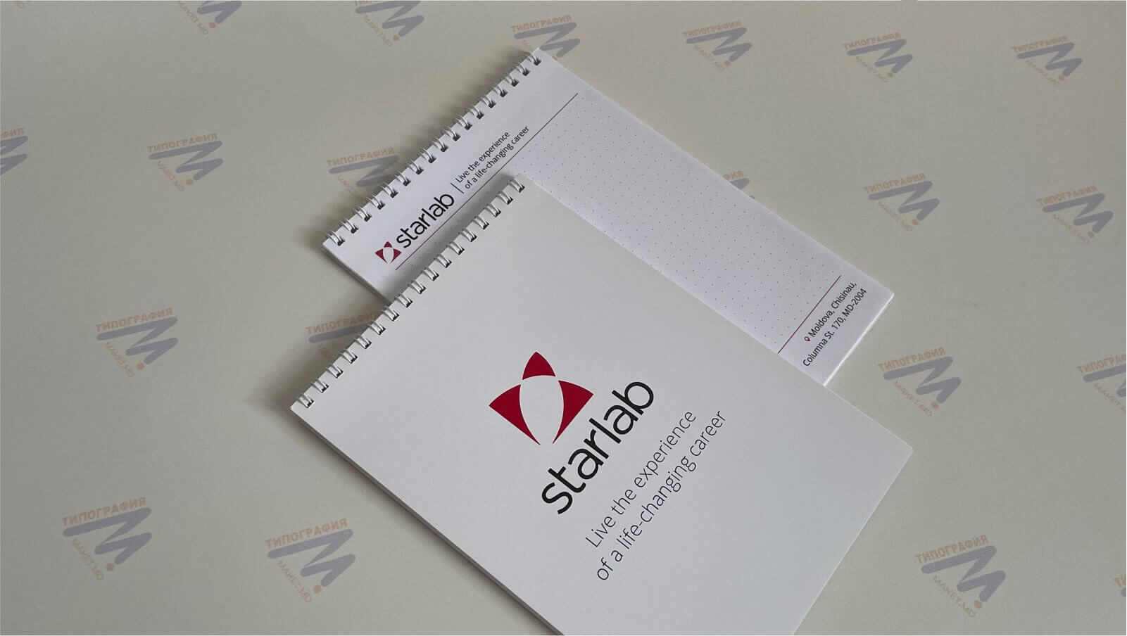 Фирменные блокноты на пружине сверху белые красный лого фото 6
