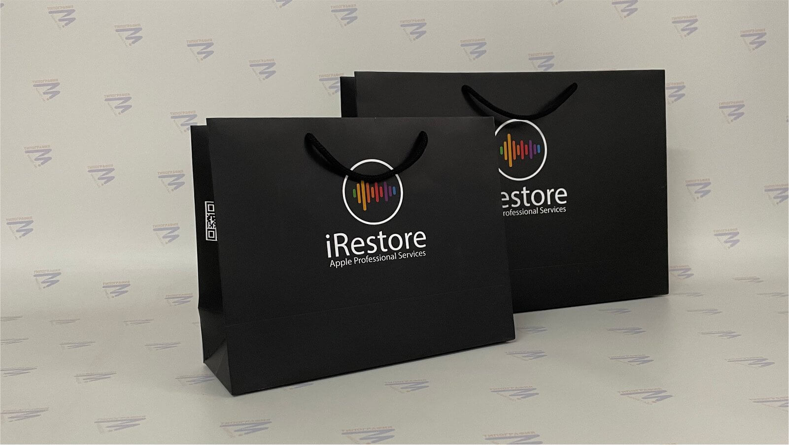 Черный картонный пакет со шнурками матовая ламинация разноцветный логотип фото 7